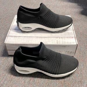 STQ mesh pull on walking shoes black and white size 9 NWT